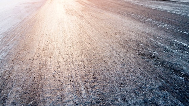 eisglatte Fahrbahn erleuchtet durch Scheinwerfer
© glatteis-teaser. eisglatte Fahrbahn erleuchtet durch Scheinwerfer
© glatteis-teaser.