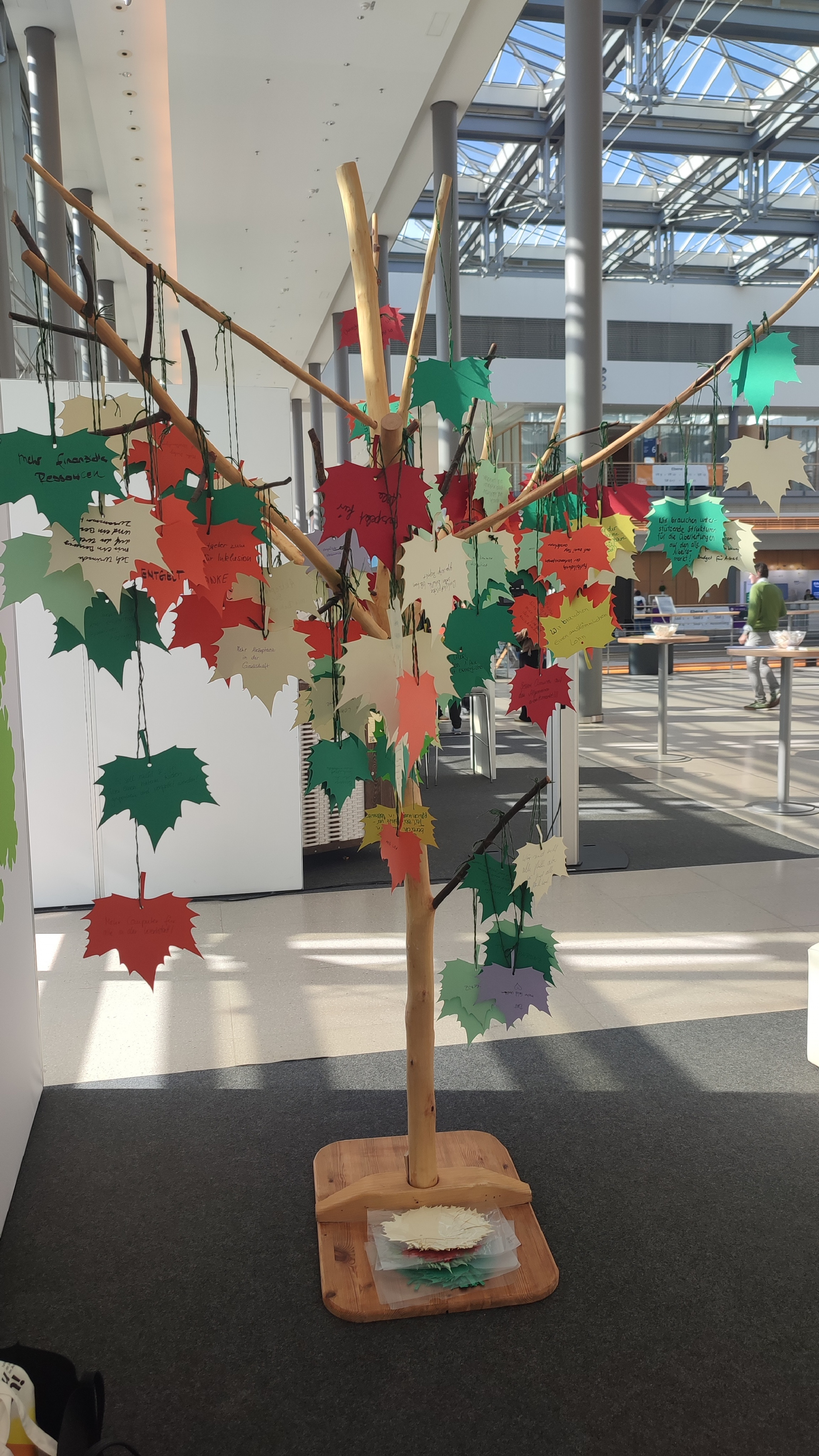 Wunschbaum mit Wünschen für die Zukunft der WfbM
© LAG WfbM Thüringen e.V. Wunschbaum mit Wünschen für die Zukunft der WfbM
© LAG WfbM Thüringen e.V.